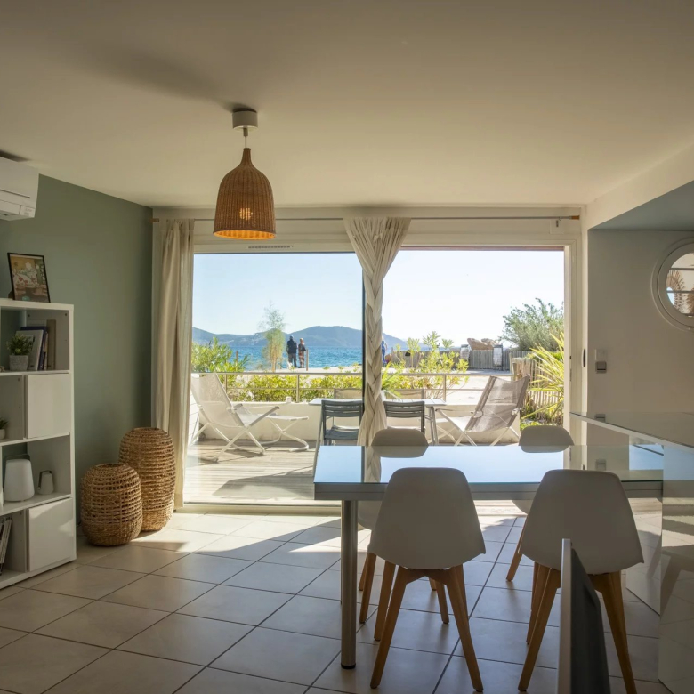 Mas authentique du XVIIIe siècle à Eygalières avec vue imprenable, oliveraie et installations équestres