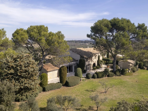 Mas authentique du XVIIIe siècle à Eygalières avec vue imprenable, oliveraie et installations équestres