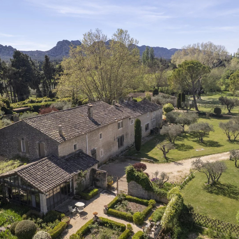 Villa d’architecte à vendre près d’Aix-en-Provence – 460 m², piscine
