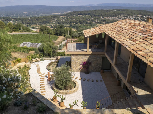 Villa contemporaine avec vue panoramique et jardin à La Cadière-d’Azur.