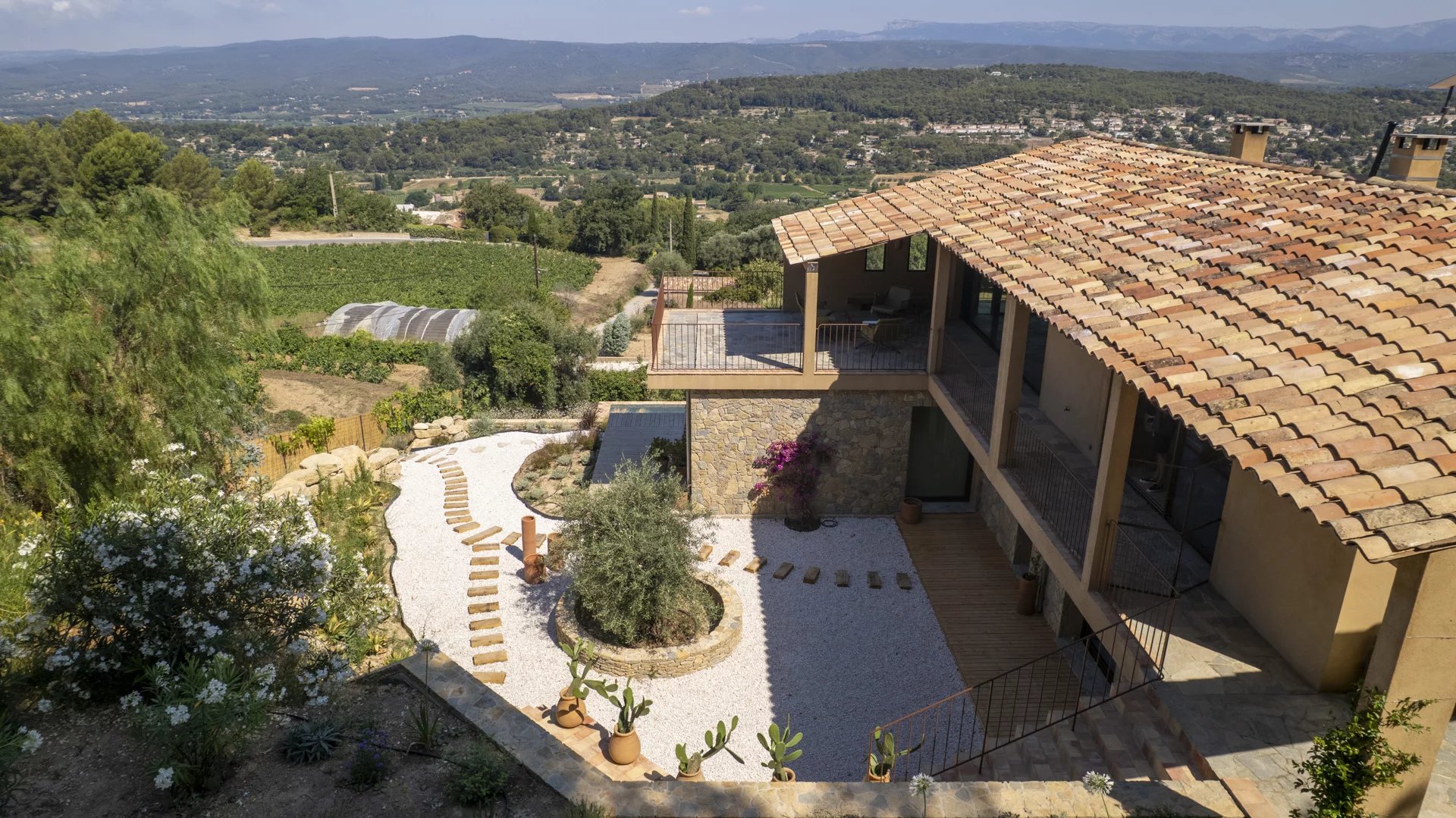 Villa contemporaine avec vue panoramique et jardin à La Cadière-d’Azur.
