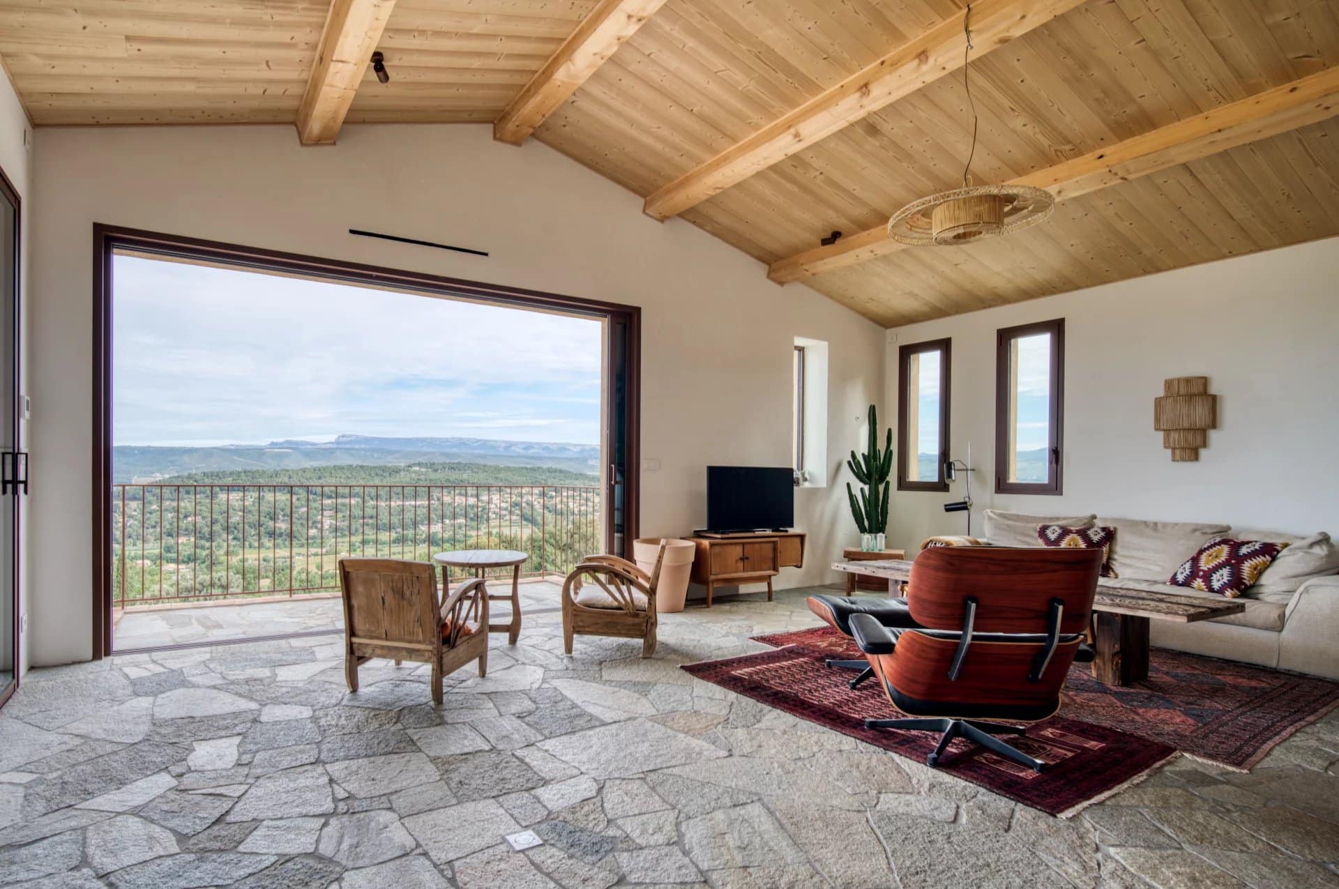 Intérieur d'une villa contemporaine avec vue panoramique, La Cadière-d'Azur