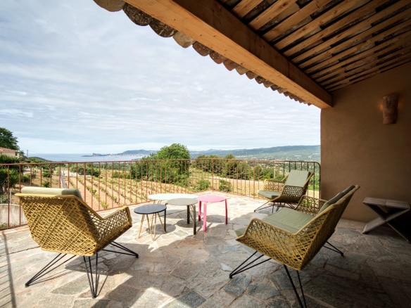 Terrasse d'une villa contemporaine avec vue sur la nature à La Cadière-d'Azur