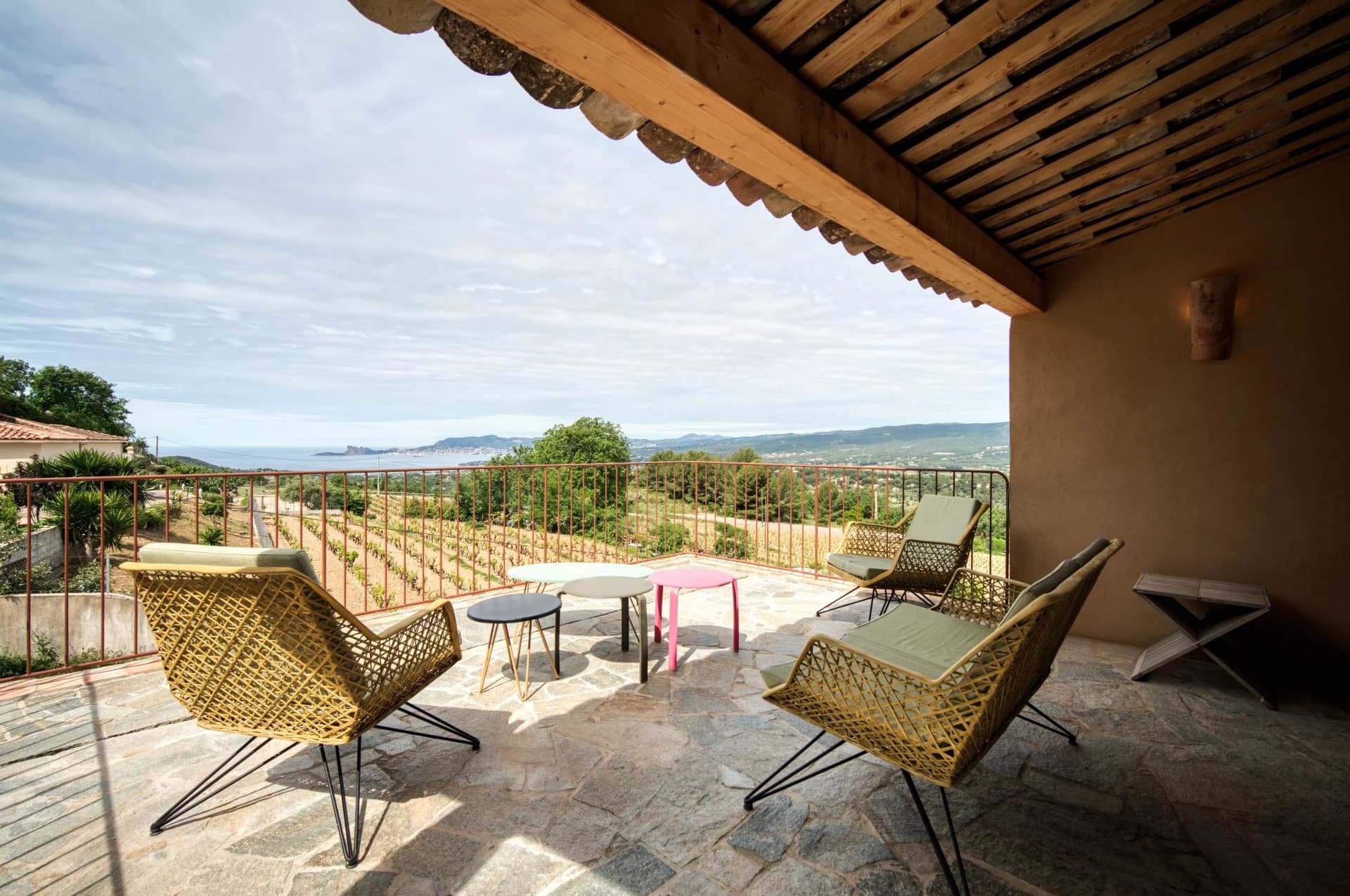 Terrasse d'une villa contemporaine avec vue sur la nature à La Cadière-d'Azur