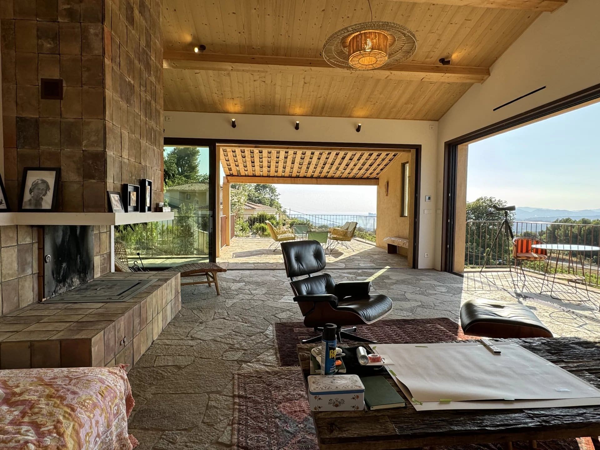 Intérieur d'une villa contemporaine avec vue panoramique sur la nature à La Cadière-d’Azur.