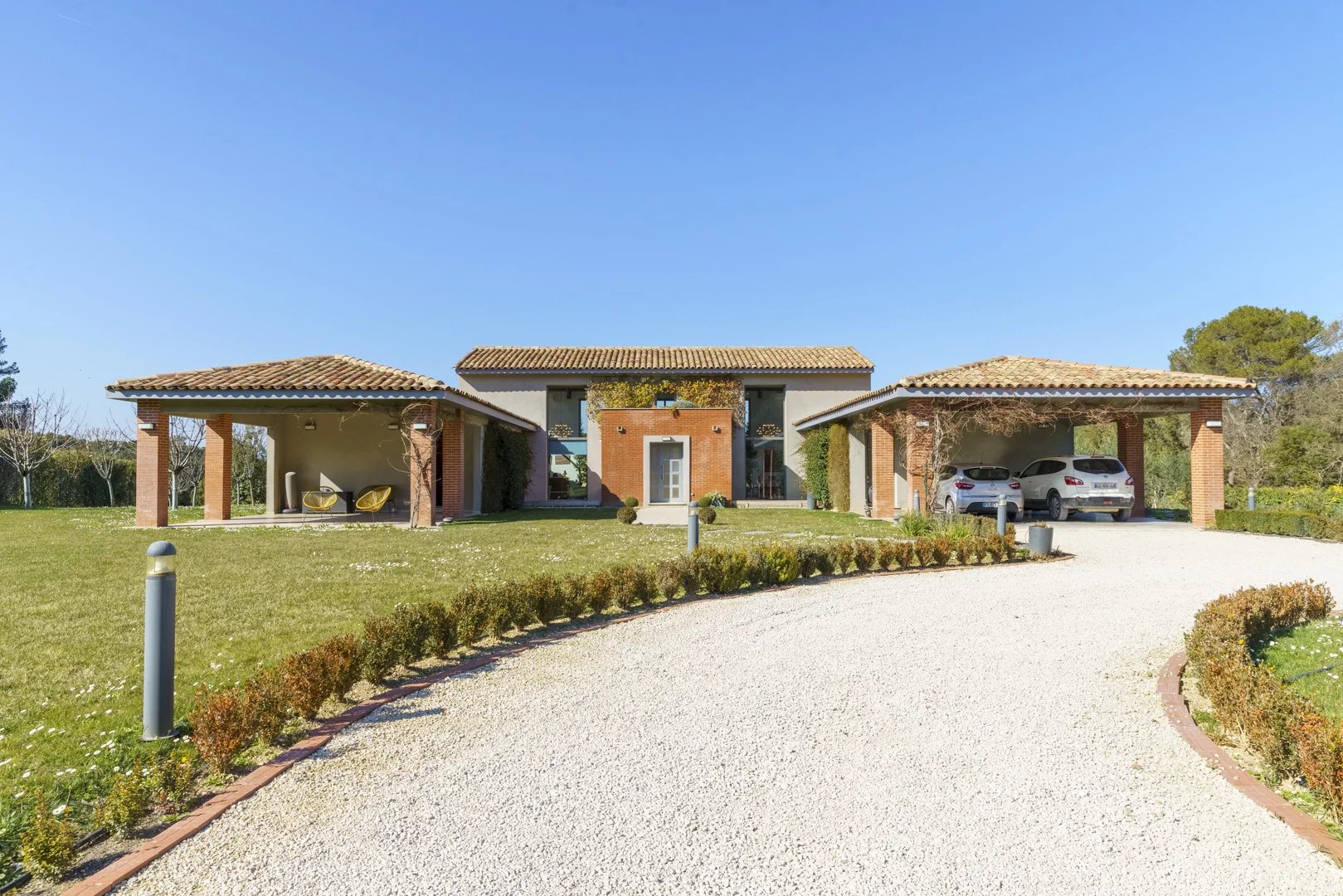 Villa d’architecte à vendre près d’Aix-en-Provence Villa d'architecte moderne avec piscine et garages à Bouc-Bel-Air.