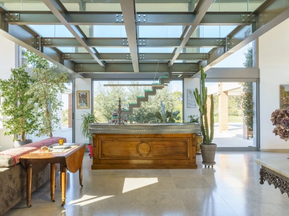 Intérieur d'une villa d'architecte moderne avec un bar en bois et des plantes, près d'Aix-en-Provence.