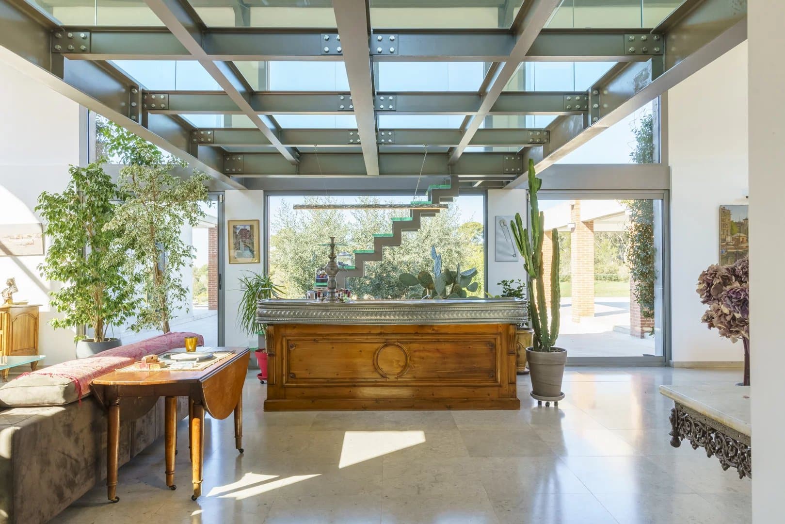 Intérieur d’une villa d’architecte Intérieur d'une villa d'architecte moderne avec un bar en bois et des plantes, près d'Aix-en-Provence.
