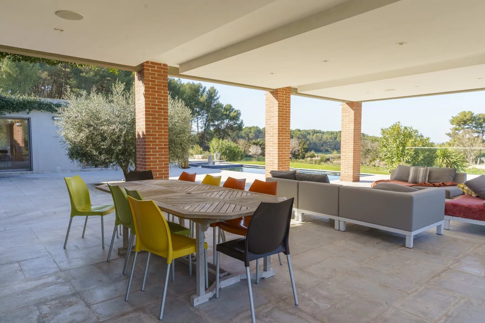 Terrasse de villa d’architecte à Bouc-Bel-Air Terrasse d'une villa d'architecte avec mobilier moderne, piscine en arrière-plan, Bouc-Bel-Air.