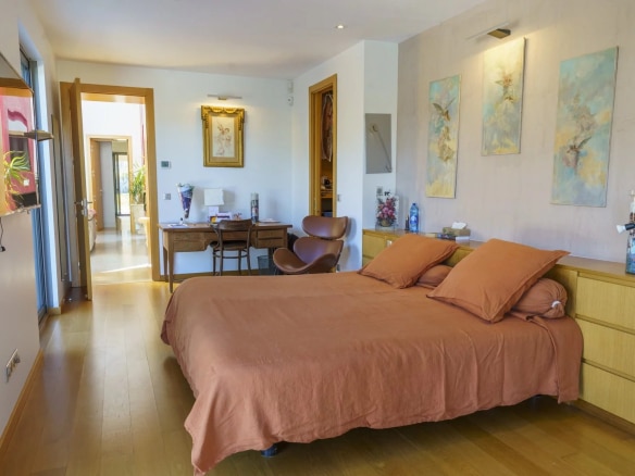 Chambre d'une villa d'architecte moderne avec lit double et décoration contemporaine.