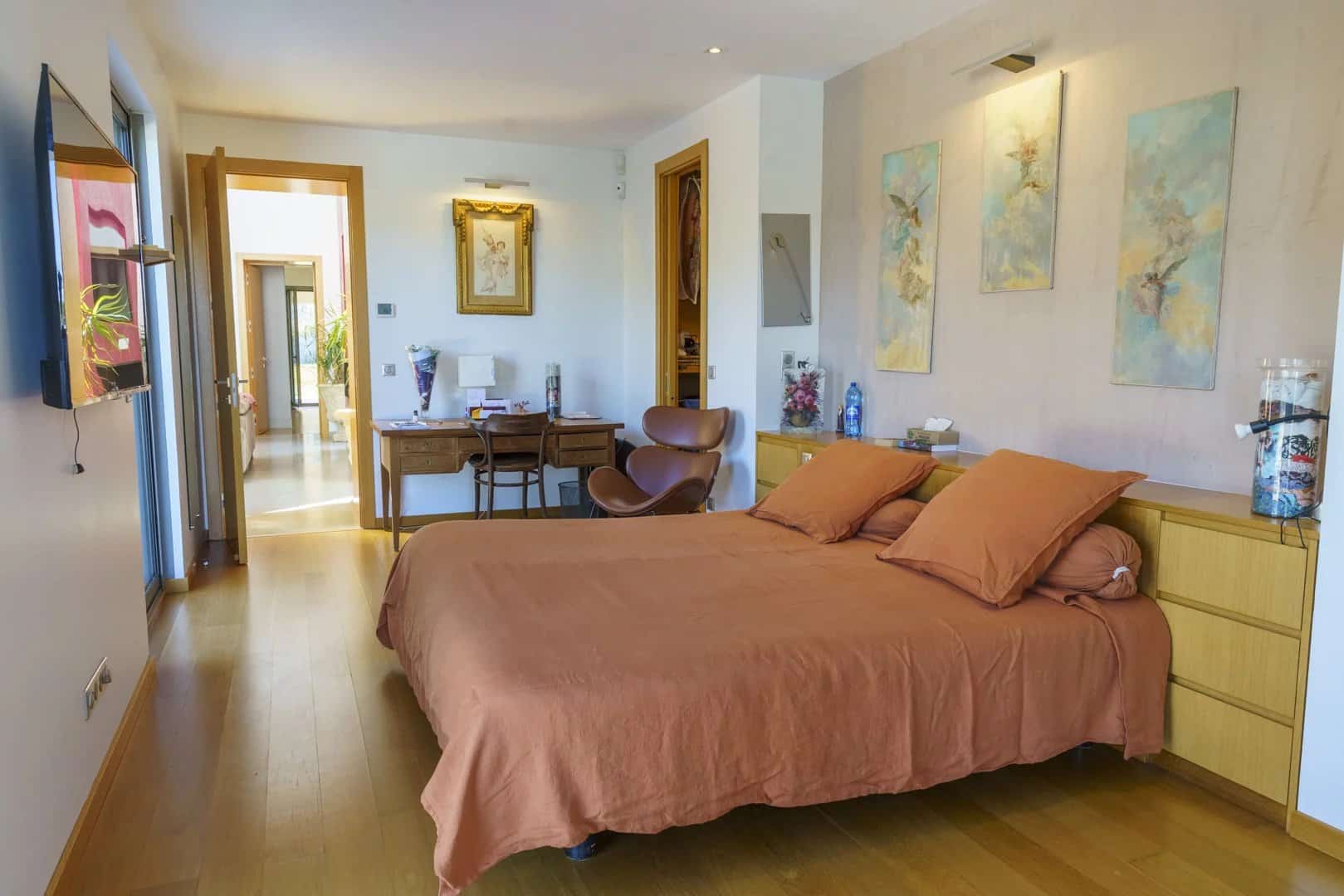 Chambre de villa moderne Chambre d'une villa d'architecte moderne avec lit double et décoration contemporaine.