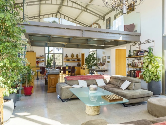 Intérieur d'une villa d'architecte moderne avec salon spacieux et cuisine ouverte.