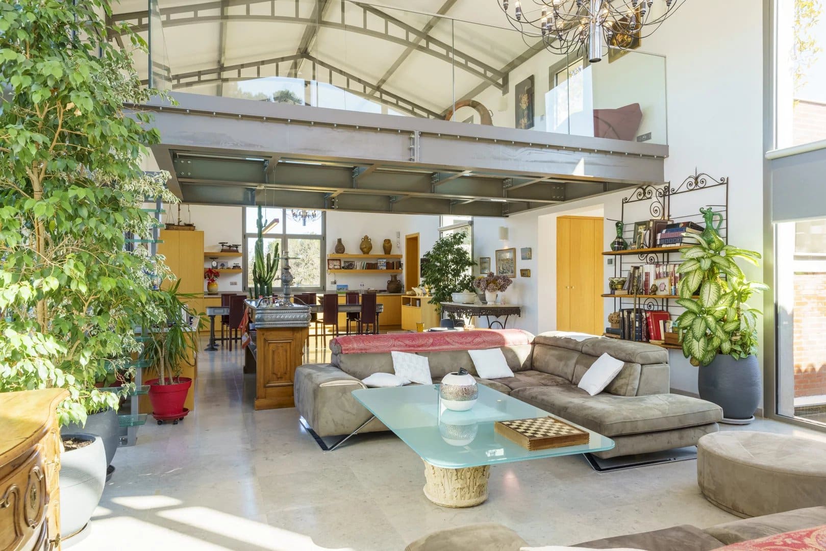 Intérieur d’une villa d’architecte à Bouc-Bel-Air Intérieur d'une villa d'architecte moderne avec salon spacieux et cuisine ouverte.