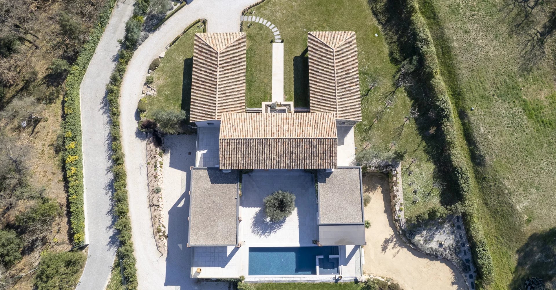 Villa d’architecte à Bouc-Bel-Air Vue aérienne d'une villa d'architecte avec piscine et jardin à Bouc-Bel-Air.