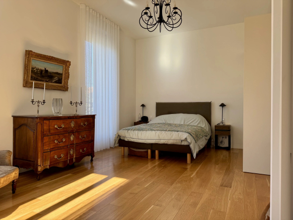 Spacious room with double bed, wooden furniture and natural light, Marseille