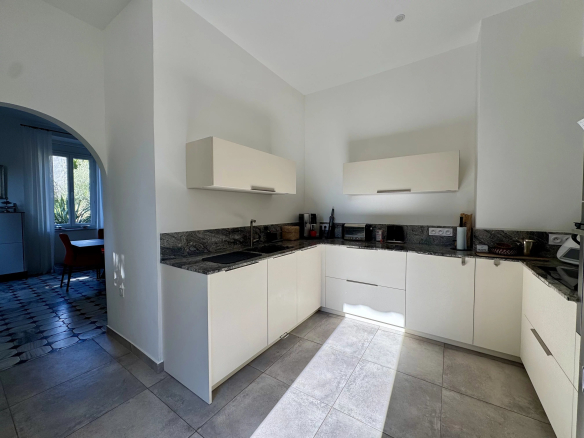 Modern and bright kitchen in a renovated bastide in Marseille.