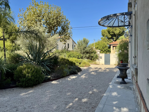 Entrance to a bastide with landscaped garden in Marseille, sunny and wooded.