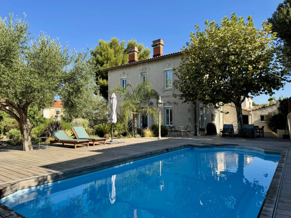 Renovated country house with swimming pool and garden in Marseille, Mazargue district.