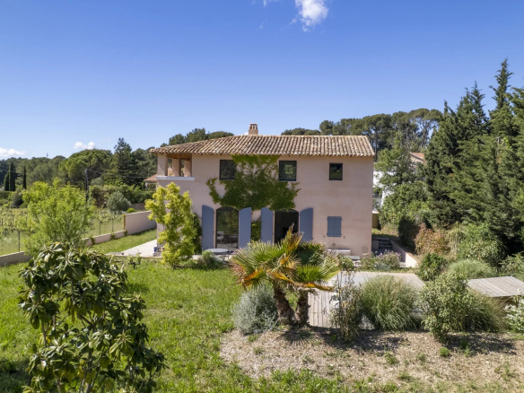 Villa contemporaine provençale avec jardin et piscine à Roquefort-la-Bédoule, vue sur vignes et collines.