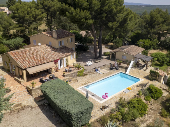 Propriété avec piscine et dépendance sur un terrain de 7 000 m² à La Cadière-d’Azur