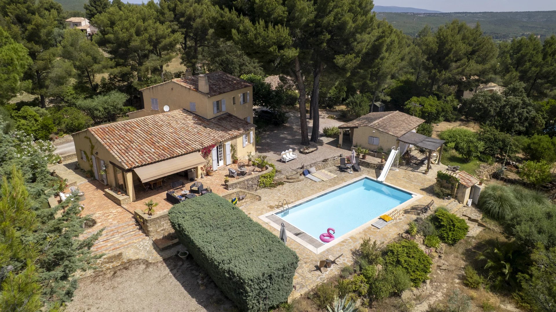 Propriété avec piscine et dépendance sur un terrain de 7 000 m² à La Cadière-d’Azur