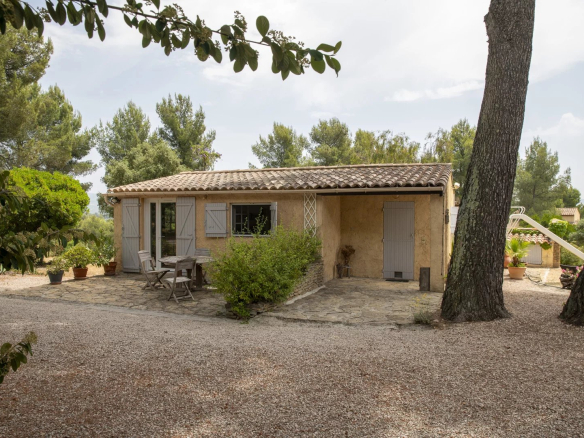 Propriété de charme avec piscine et dépendance sur un terrain de 7 000 m² à La Cadière-d’Azur.