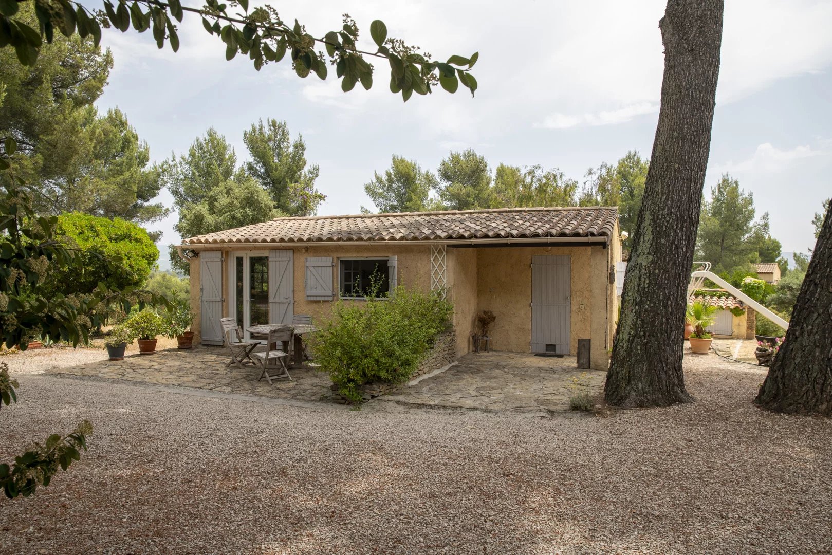 Propriété de charme avec piscine et dépendance sur un terrain de 7 000 m² à La Cadière-d’Azur.