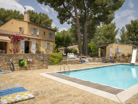 Propriété avec piscine entourée de verdure à La Cadière-d'Azur.