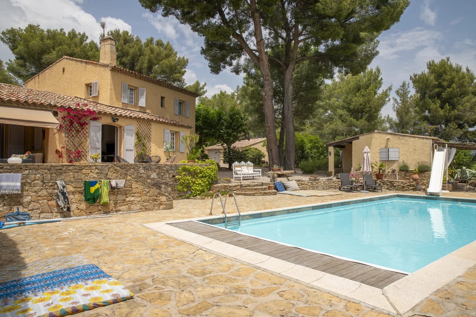 Propriété avec piscine entourée de verdure à La Cadière-d'Azur.