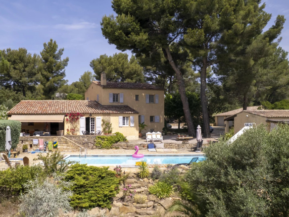 Property with swimming pool and outbuilding surrounded by greenery in La Cadière-d'Azur.