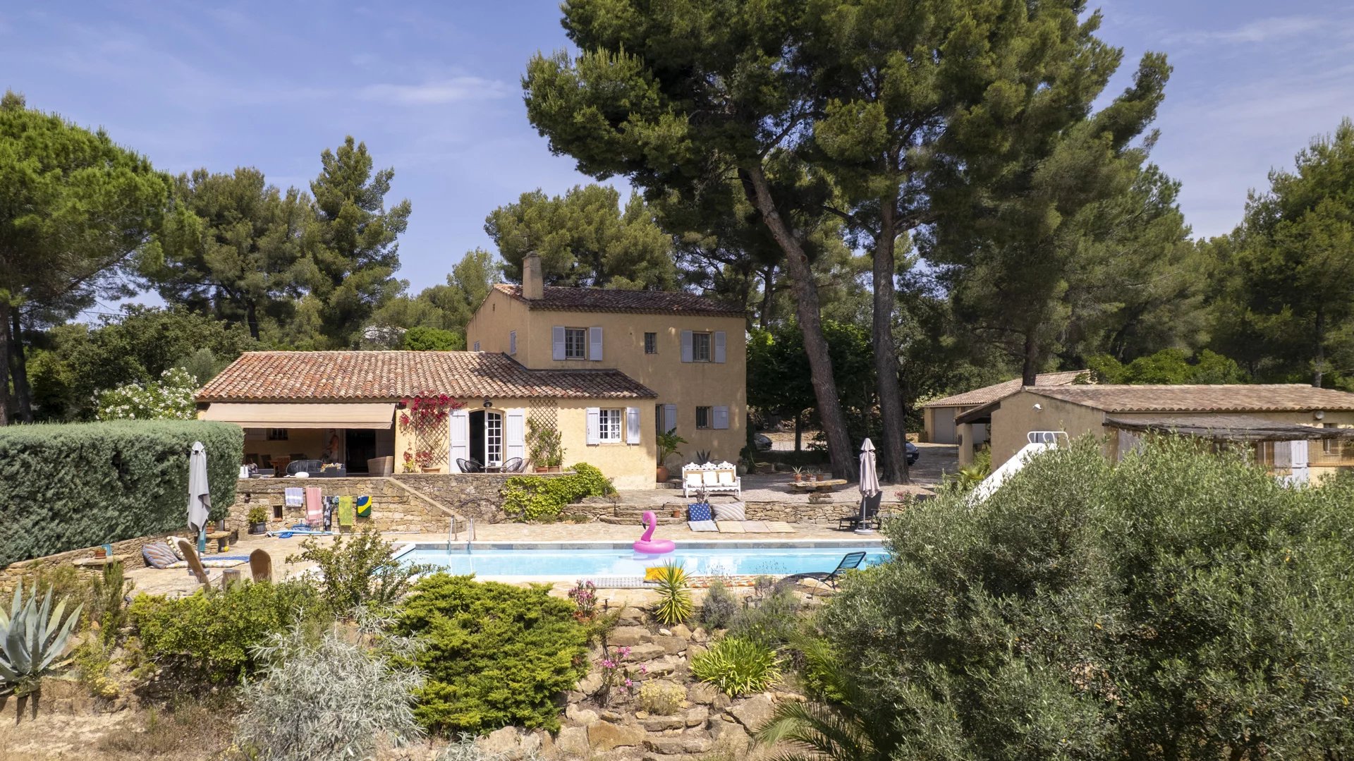 Propriété avec piscine et dépendance entourée de verdure à La Cadière-d’Azur.
