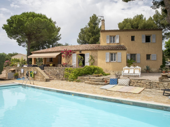 Propriété avec piscine et jardin verdoyant à La Cadière-d’Azur.