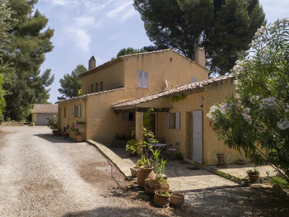 Propriété de charme avec piscine et dépendance entourée de verdure à La Cadière-d'Azur.