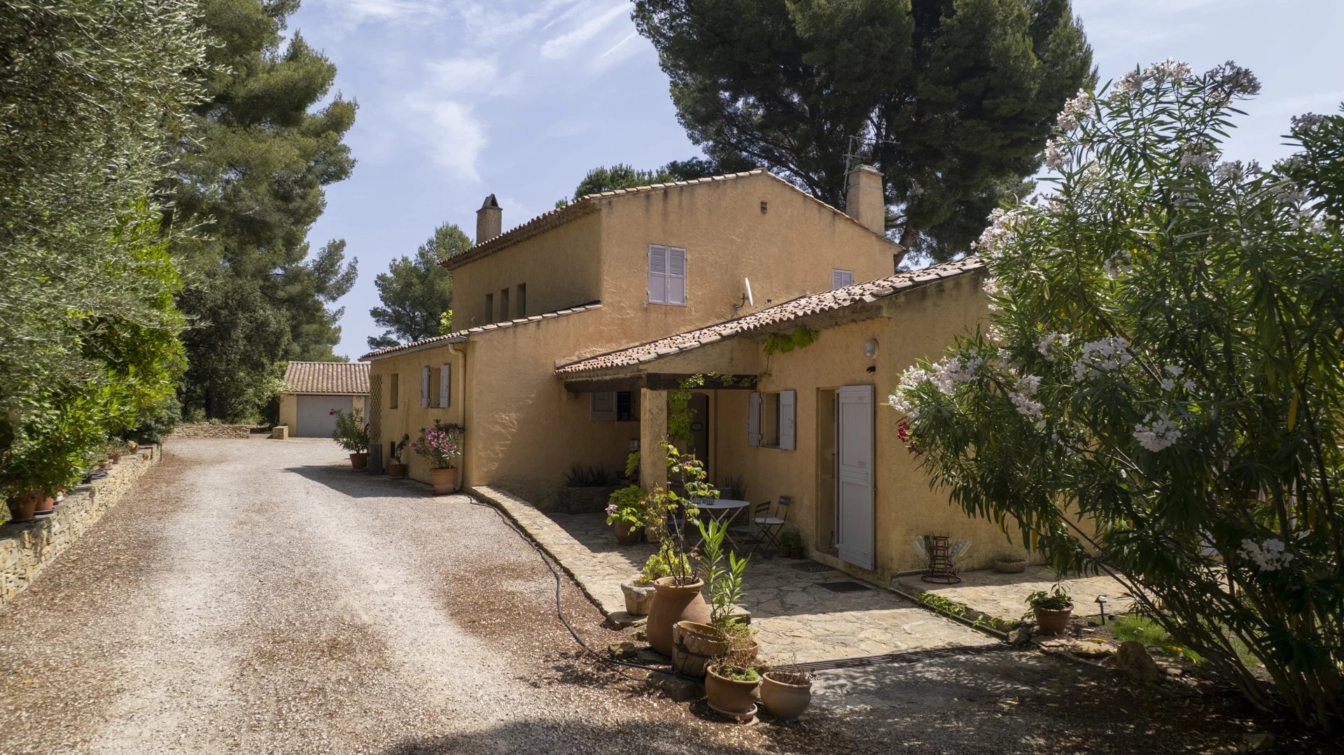 Propriété de charme avec piscine et dépendance entourée de verdure à La Cadière-d'Azur.
