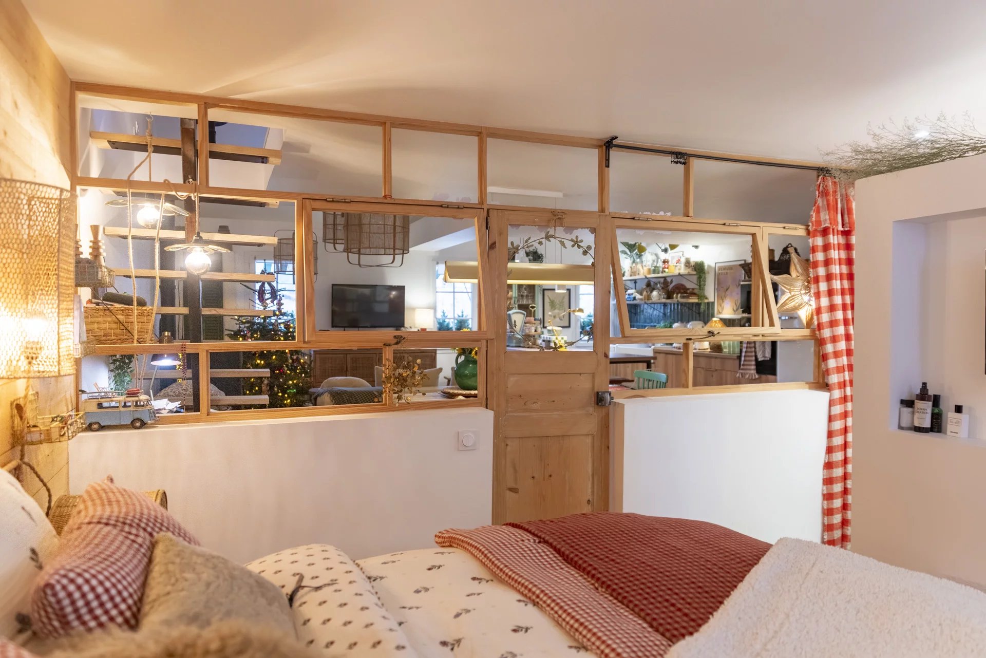 Intérieur d'un immeuble de caractère avec décoration chaleureuse, lit et espace de vie.