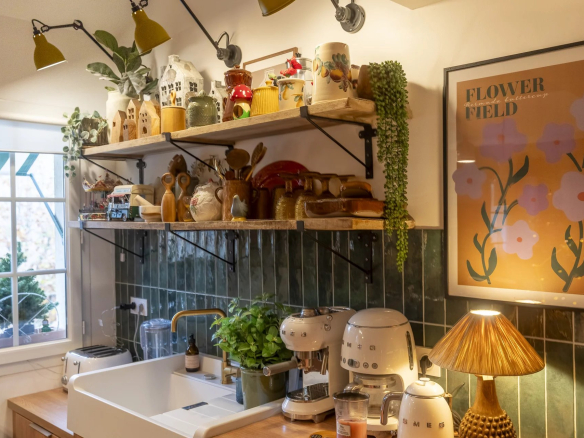 Cuisine d'un immeuble de caractère avec étagères en bois et décoration vintage à Saint-Cyr-sur-Mer.