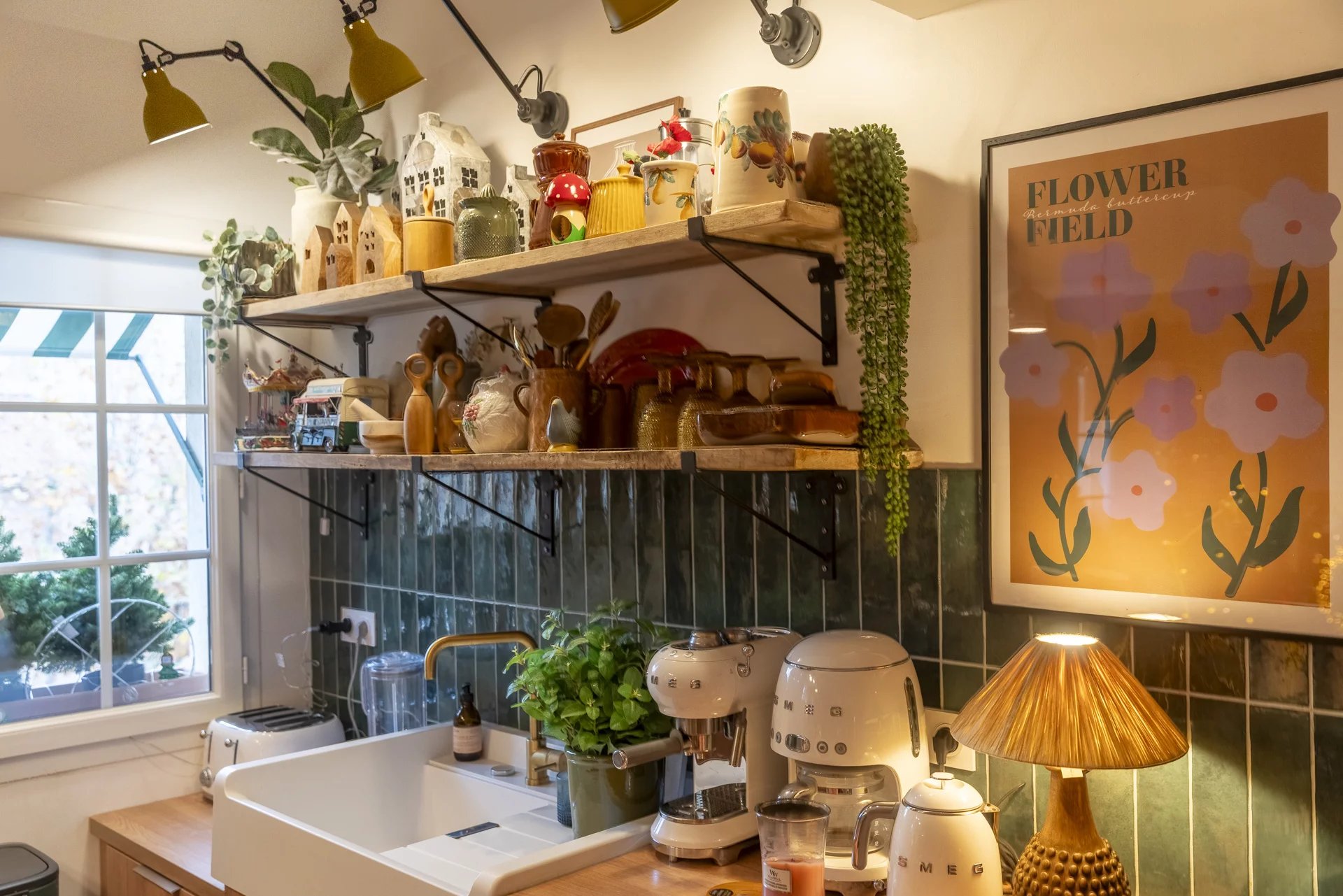 Cuisine d'un immeuble de caractère avec étagères en bois et décoration vintage à Saint-Cyr-sur-Mer.