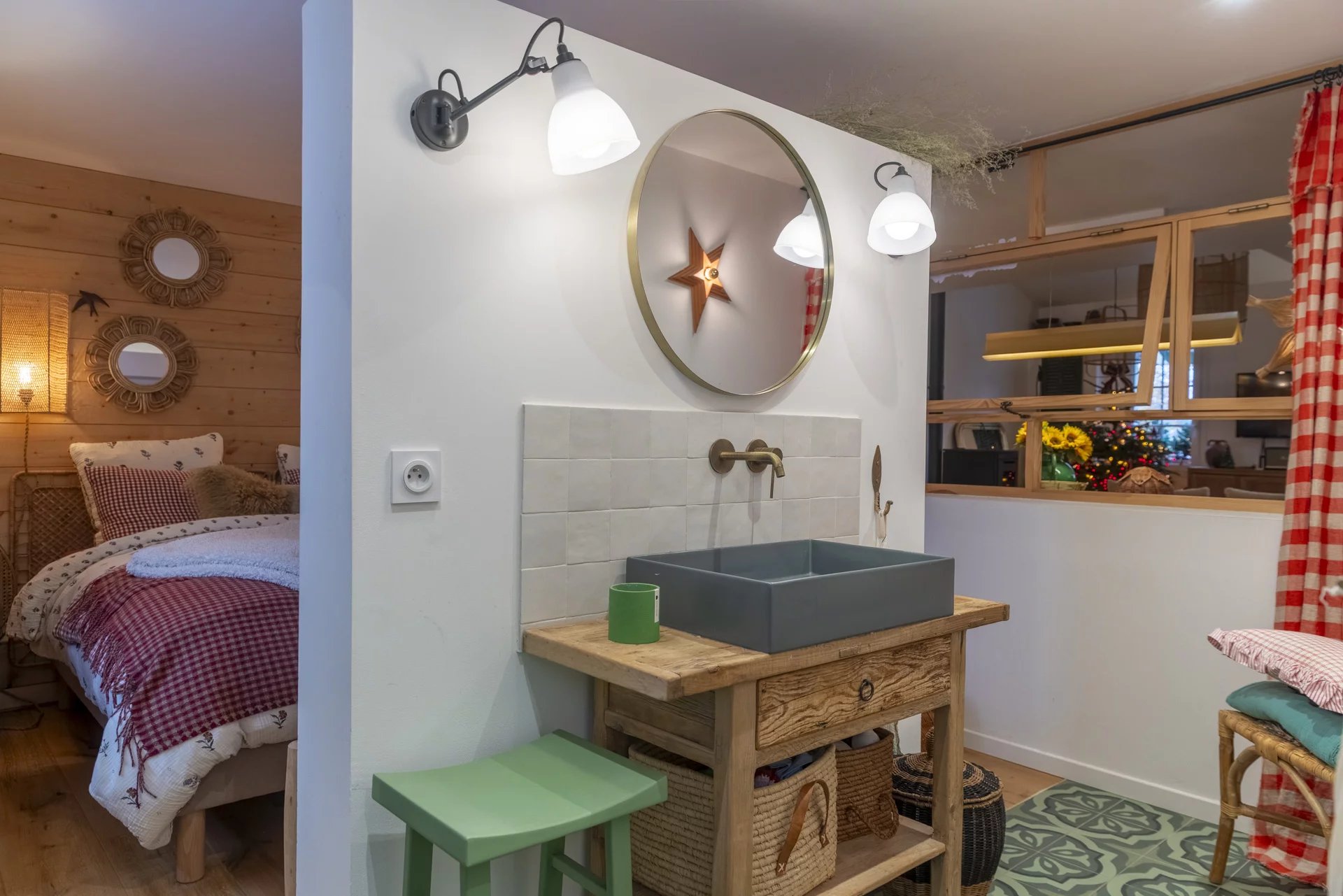 Intérieur d'un immeuble de caractère avec lavabo et miroir, décoré de manière chaleureuse.