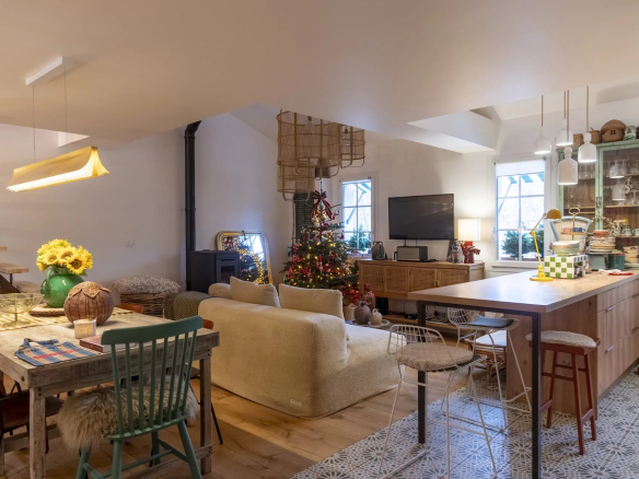 Intérieur d'un immeuble avec salon et cuisine, décoré pour Noël, à Saint-Cyr-sur-Mer.