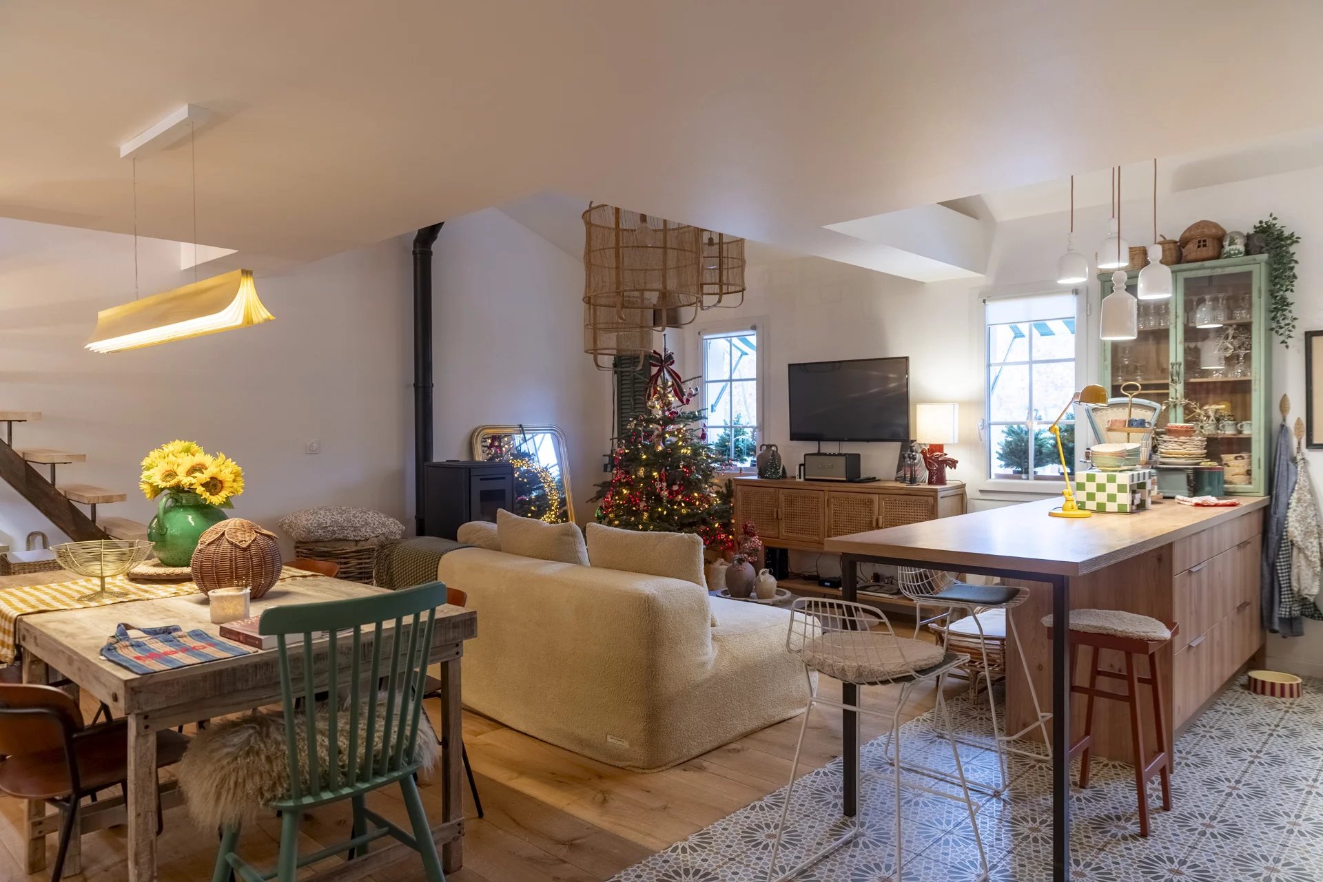 Intérieur d'un immeuble avec salon et cuisine, décoré pour Noël, à Saint-Cyr-sur-Mer.