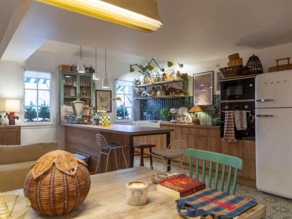 Intérieur d'un immeuble de caractère avec cuisine ouverte et salon à Saint-Cyr-sur-Mer.