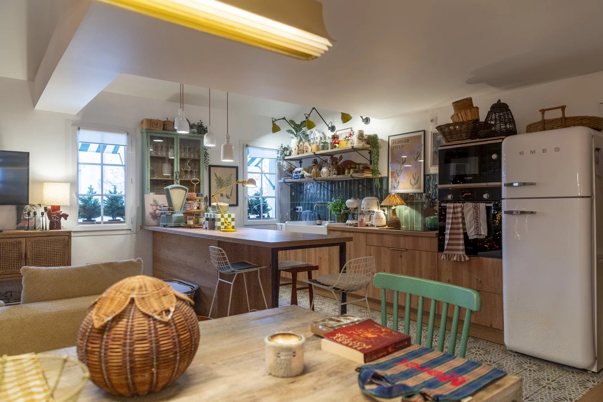 Intérieur d'un immeuble de caractère avec cuisine ouverte et salon à Saint-Cyr-sur-Mer.