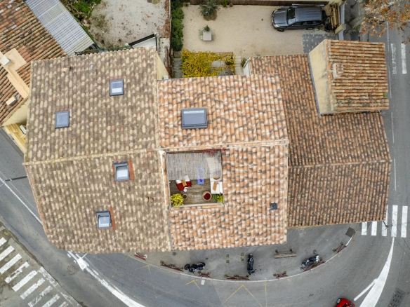 Vue aérienne d'un immeuble de caractère avec toits en tuiles à Saint-Cyr-sur-Mer.