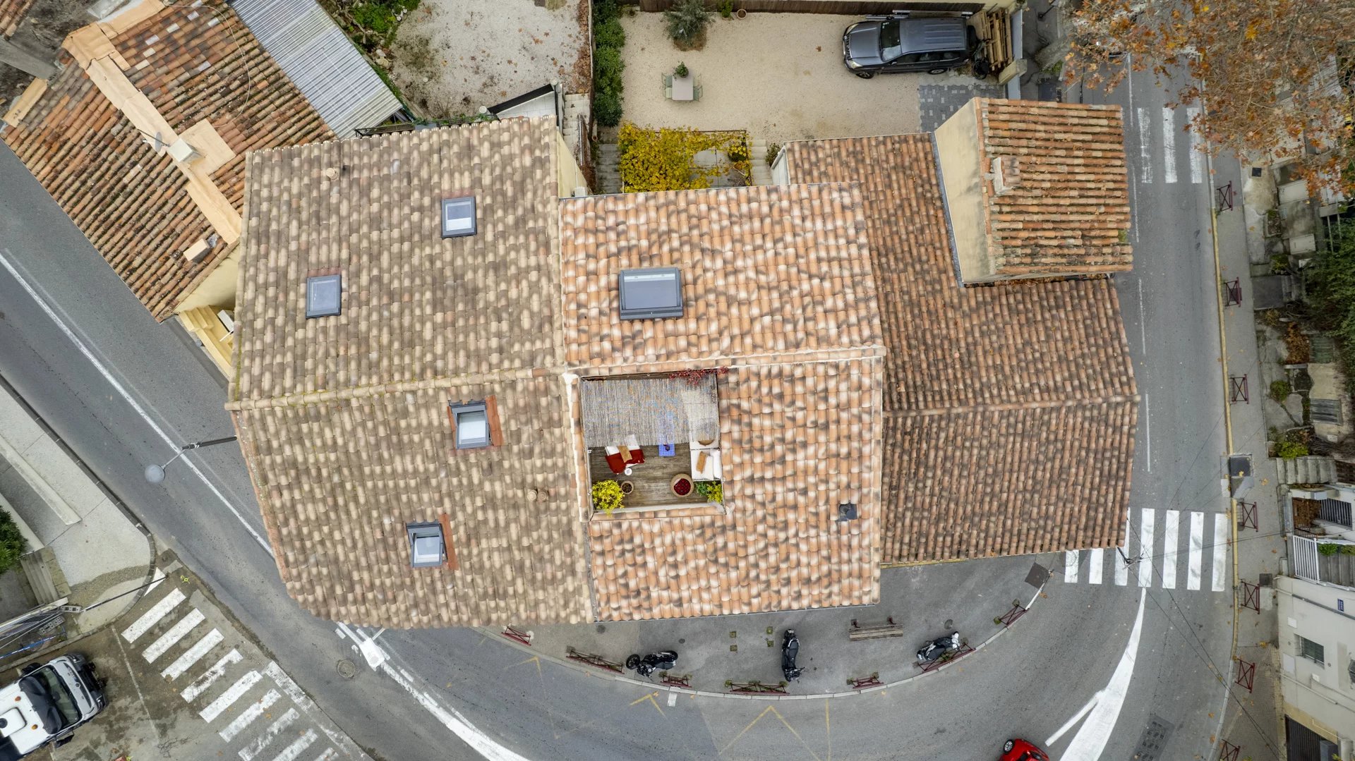 Vue aérienne d'un immeuble de caractère avec toits en tuiles à Saint-Cyr-sur-Mer.