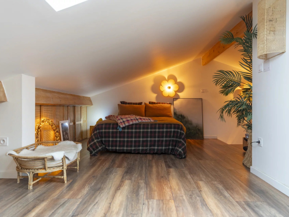Chambre sous les combles avec lit double et décoration moderne.