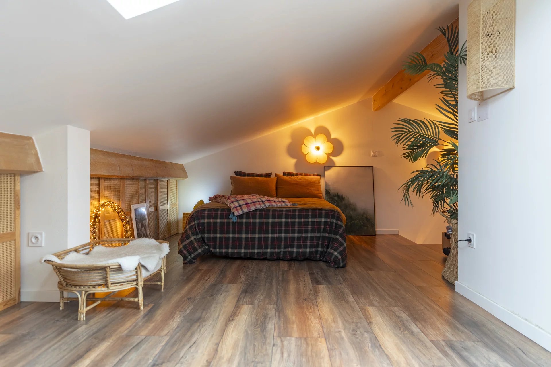 Chambre sous les combles avec lit double et décoration moderne.