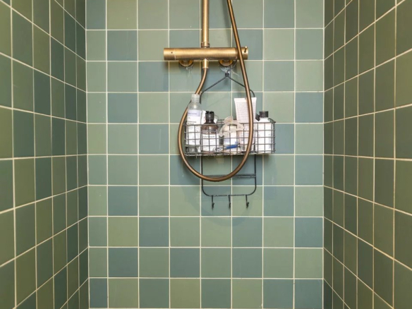 Douche moderne avec carrelage vert dans un immeuble à Saint-Cyr-sur-Mer.