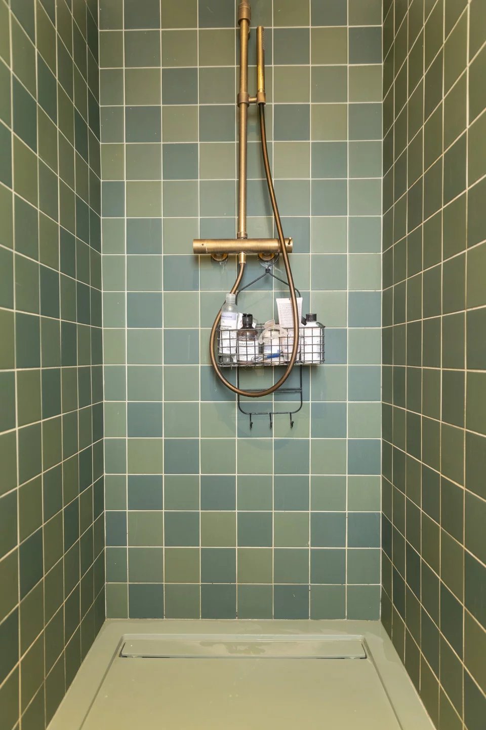Douche moderne avec carrelage vert dans un immeuble à Saint-Cyr-sur-Mer.