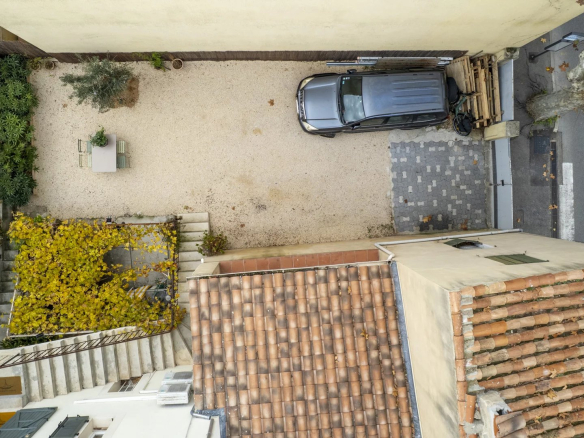 Vue aérienne d'un immeuble avec cour et stationnement à Saint-Cyr-sur-Mer.