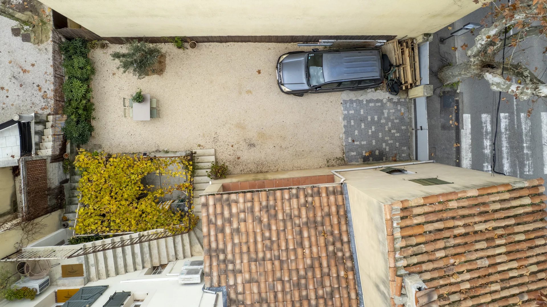 Vue aérienne d'un immeuble avec cour et stationnement à Saint-Cyr-sur-Mer.